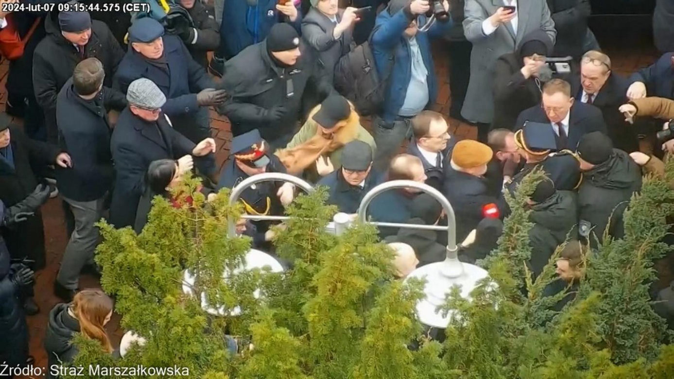 Tak wyglądała awantura pod Sejmem. Straż Marszałkowska publikuje zdjęcia