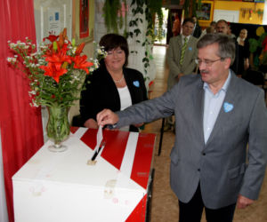 Bronisław Komorowski głosuje w II turze