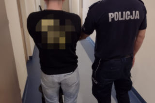 Mieszkaniec umierał na ulicy! Obywatel Ukrainy utrudniał akcję ratowniczą i rzucił się na policjantów