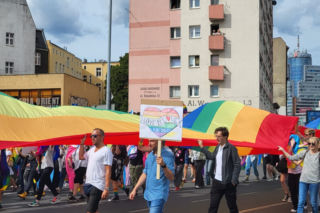 4. Szczeciński Marsz Równości w rytmie disco... i poloneza! Kilka tysięcy osób przeszło ulicami miasta [DUŻO ZDJĘĆ, WIDEO]