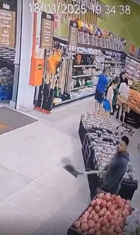 Mąż pracownicy supermarketu uderzył łopatą jej szefa. W sklepie pełno ludzi, wszystko się nagrało!