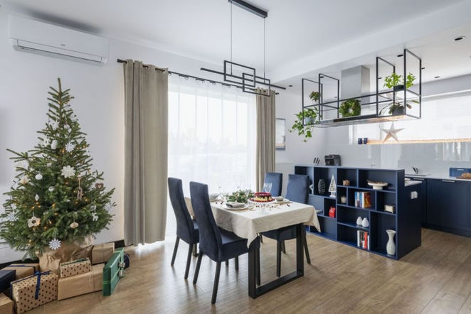 Naturalne ozdoby, żywa choinka i światło! Stworzyli świąteczny klimat bez przesady