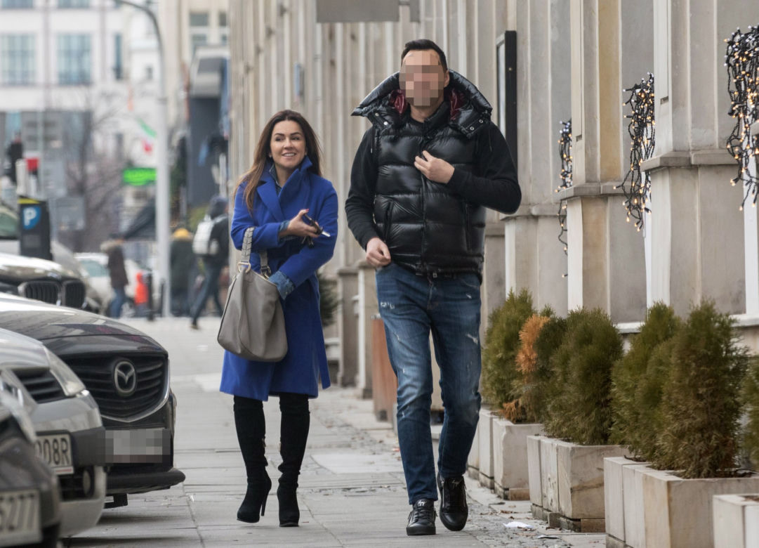 Beata Tadla z partnerem trzymają się za ręce. 