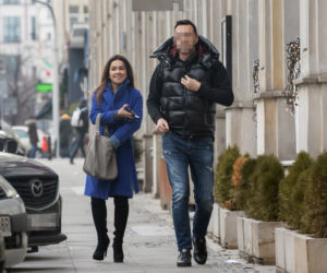 Beata Tadla z partnerem trzymają się za ręce. 
