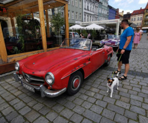 Klasyki motoryzacji na Rynku w Ostrowie Wielkopolskim