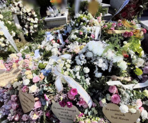 Morze kwiatów na grobie tragicznie zmarłego małżeństwa