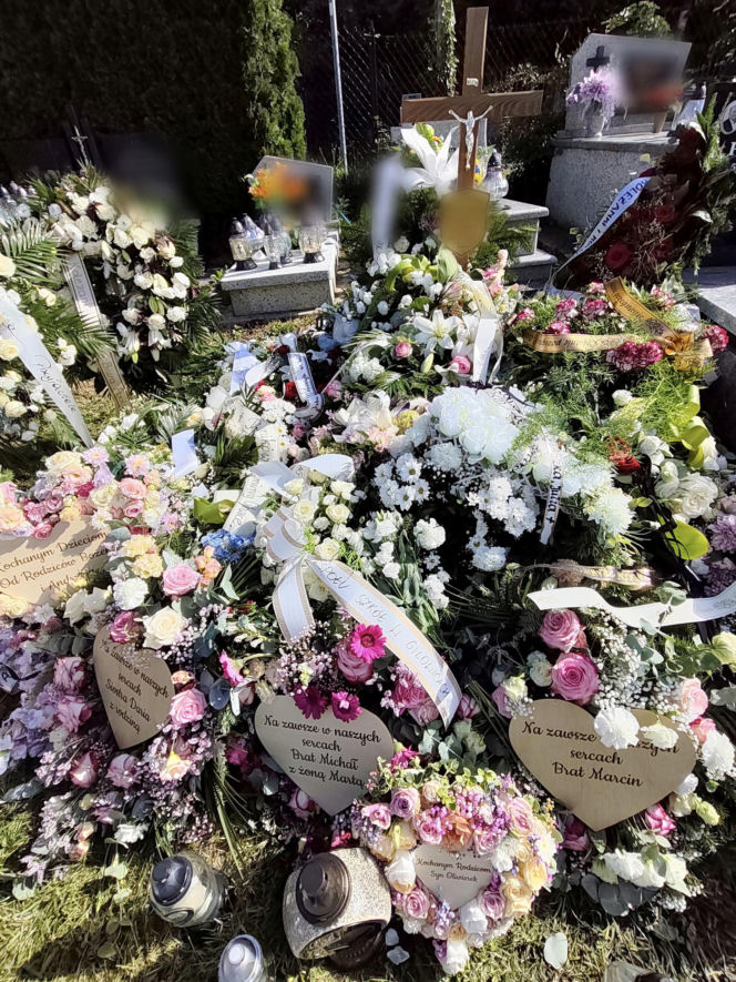 Morze kwiatów na grobie tragicznie zmarłego małżeństwa