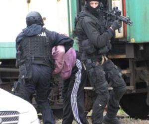 WARKA: Terroryści opanowali pociąg. Strzelanina na stacji kolejowej! + ZDJĘCIA