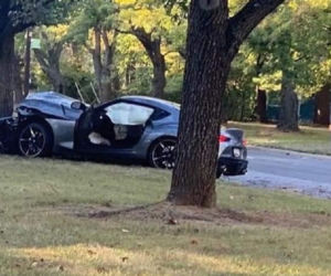 Podkręcił nową Toyotę Suprę i przydzwonił w drzewo