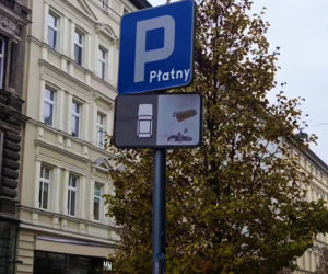 Pełne parkingi na ulicach