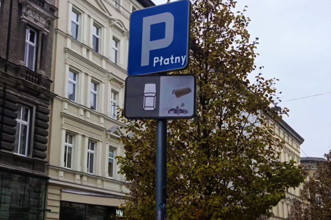 Pełne parkingi na ulicach