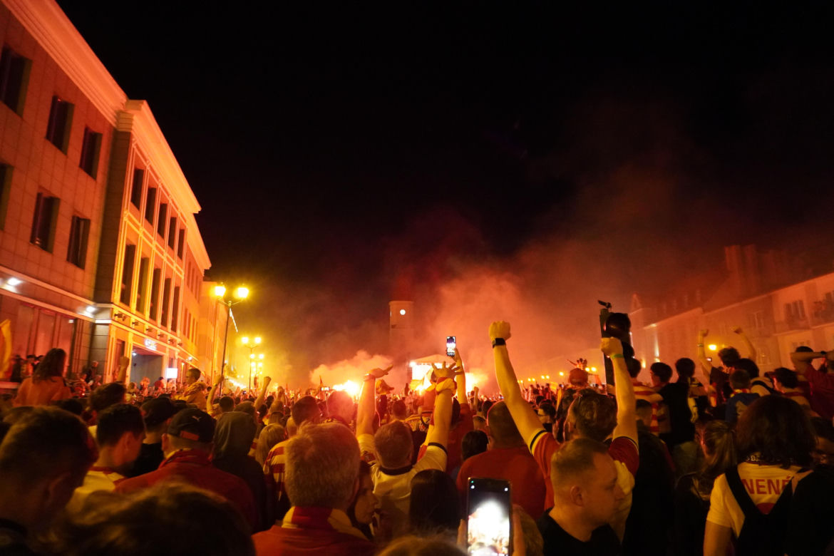 Feta w Białymstoku po mistrzostwie Polski. Tak bawili się kibice Jagiellonii Białystok