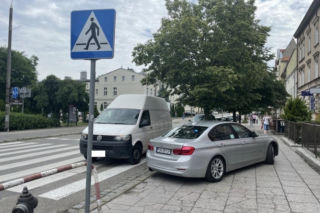 Gniezno: Zaparkował auto na pasach! 46-latek odpowie za coś poważniejszego