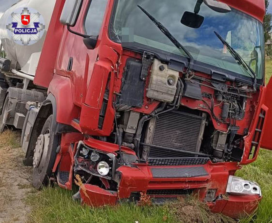 Potworny wypadek pod Włodawą! Dwie kobiety nie żyją. Ich toyota wjechała prosto pod tira [ZDJĘCIA]