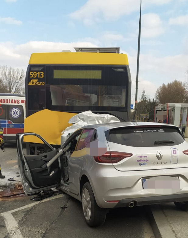 Dramat na Saskiej Kępie. Samochód wbił się w autobus