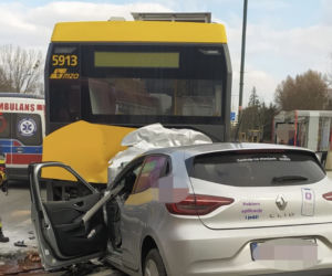 Dramat na Saskiej Kępie. Samochód wbił się w autobus