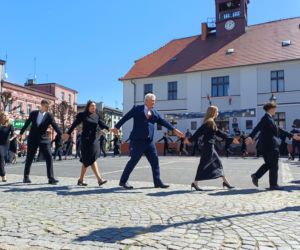 Polonez maturzystów z I LO na rynku w Ostrzeszowie