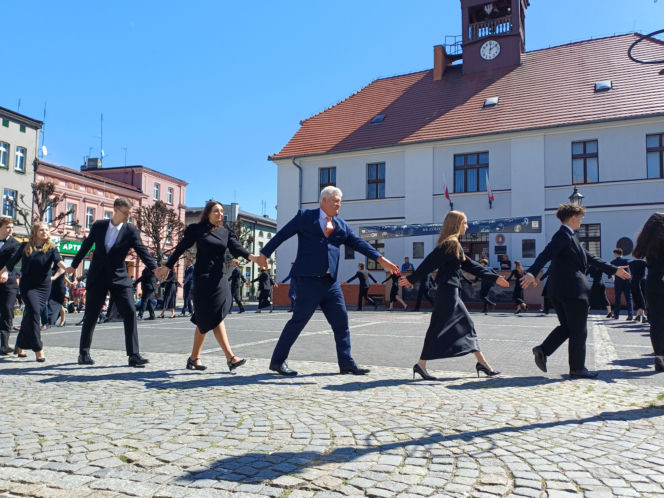 Polonez maturzystów z I LO na rynku w Ostrzeszowie