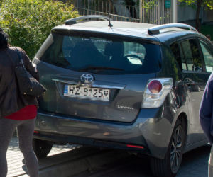 Żona Janusza Korwin-Mikkego wozi go Toyotą
