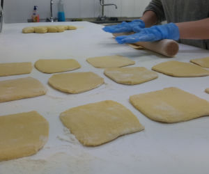 Cukiernie smażą pączki przed Tłustym Czwartkiem