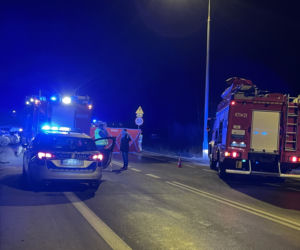 Śmiertelny wypadek w Nieporęcie. jeden z samochodow dachował