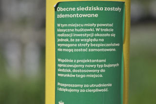 Z huśtawek w parku nad POW zostały same ramy. Mieszkańcy zdziwieni