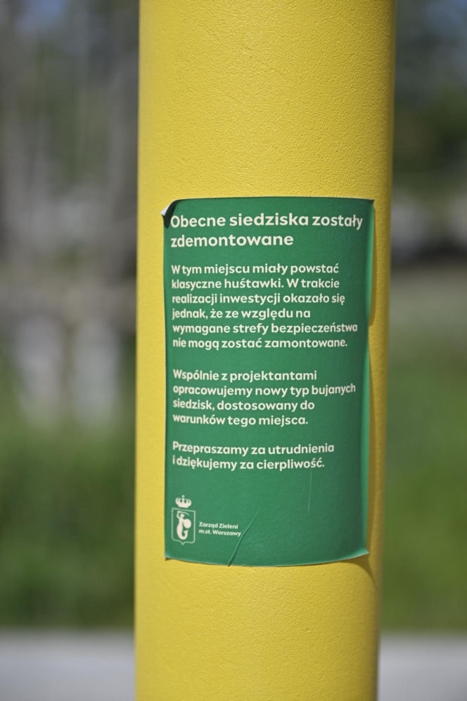 Z huśtawek w parku nad POW zostały same ramy. Mieszkańcy zdziwieni