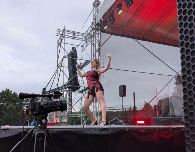 Tłumy na Festiwalu Pod Zaporą w Brodach! Oskar Cyms i „Złoty Gumiak” skradli serca publiczności