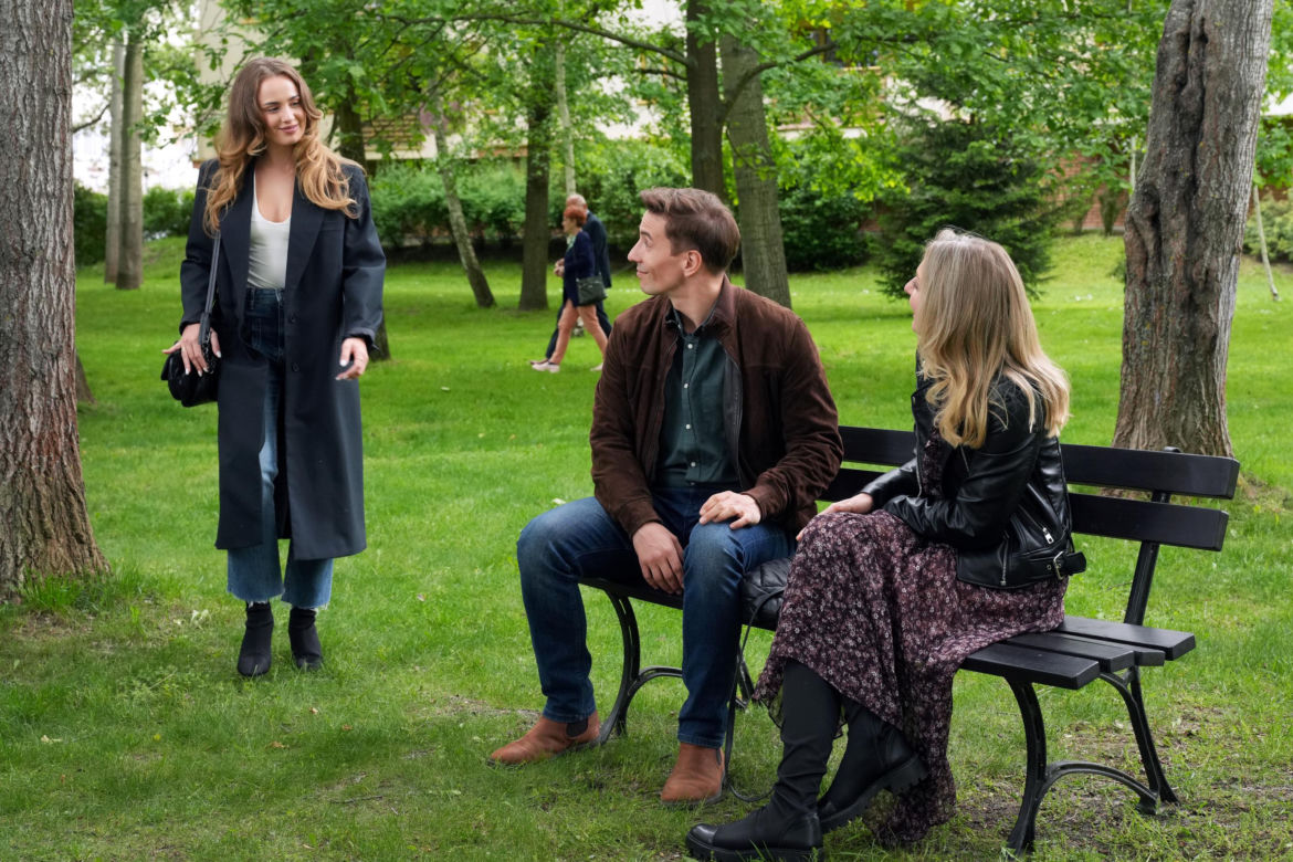 Barwy szczęścia, odcinek 3261. Tomasz (Jakub Sokołowski), Oliwka (Wiktoria Gąsiewska), Grażyna (Kinga Suchan)