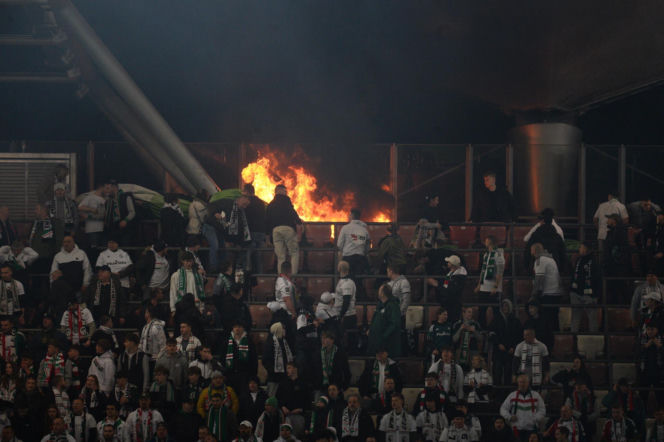 Płoną trybuny przez Łazienkowskiej 3