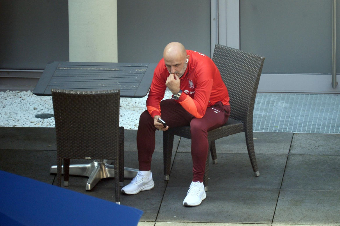Michał Probierz przybity wpatruje się w telefon