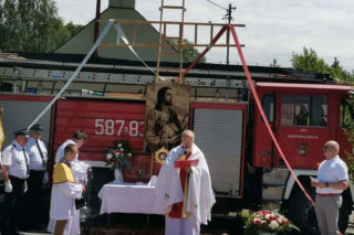 Proboszcz apeluje do wiernych, by w upały zostali w domach. „To nie jest grzech”