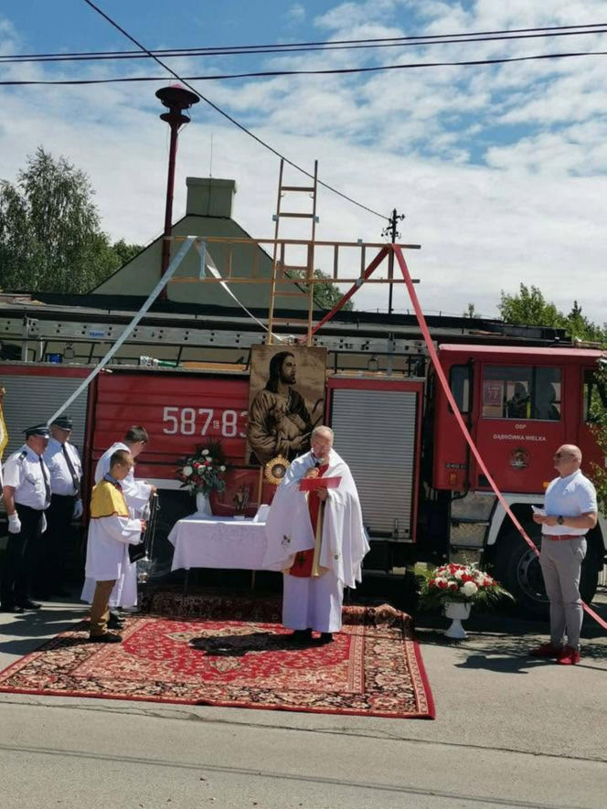 Proboszcz apeluje do wiernych, by w upały zostali w domach. „To nie jest grzech”