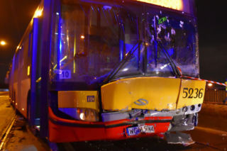 Autobus ROZTRZASKAŁ się w Warszawie. Tragedia na moście. Jedna osoba nie żyje [ZDJĘCIA]