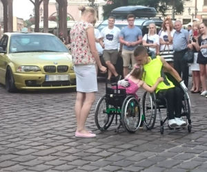 Adrian Beściak z Rzeszowa objedzie Polskę na wózku. Chce pomóc chorej Karolince [START]