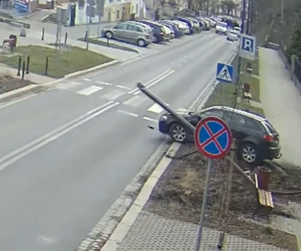 Uderzył w latarnię, ta spadła obok idącej chodnikiem rodziny. Chwile grozy w Zgorzelcu
