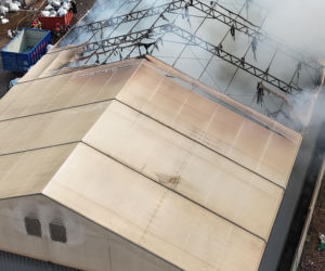 Groźny pożar na Targówku. Trwa akcja gaśnicza