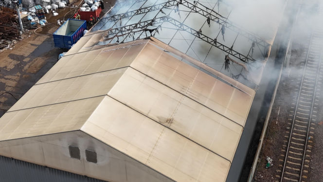 Groźny pożar na Targówku. Trwa akcja gaśnicza