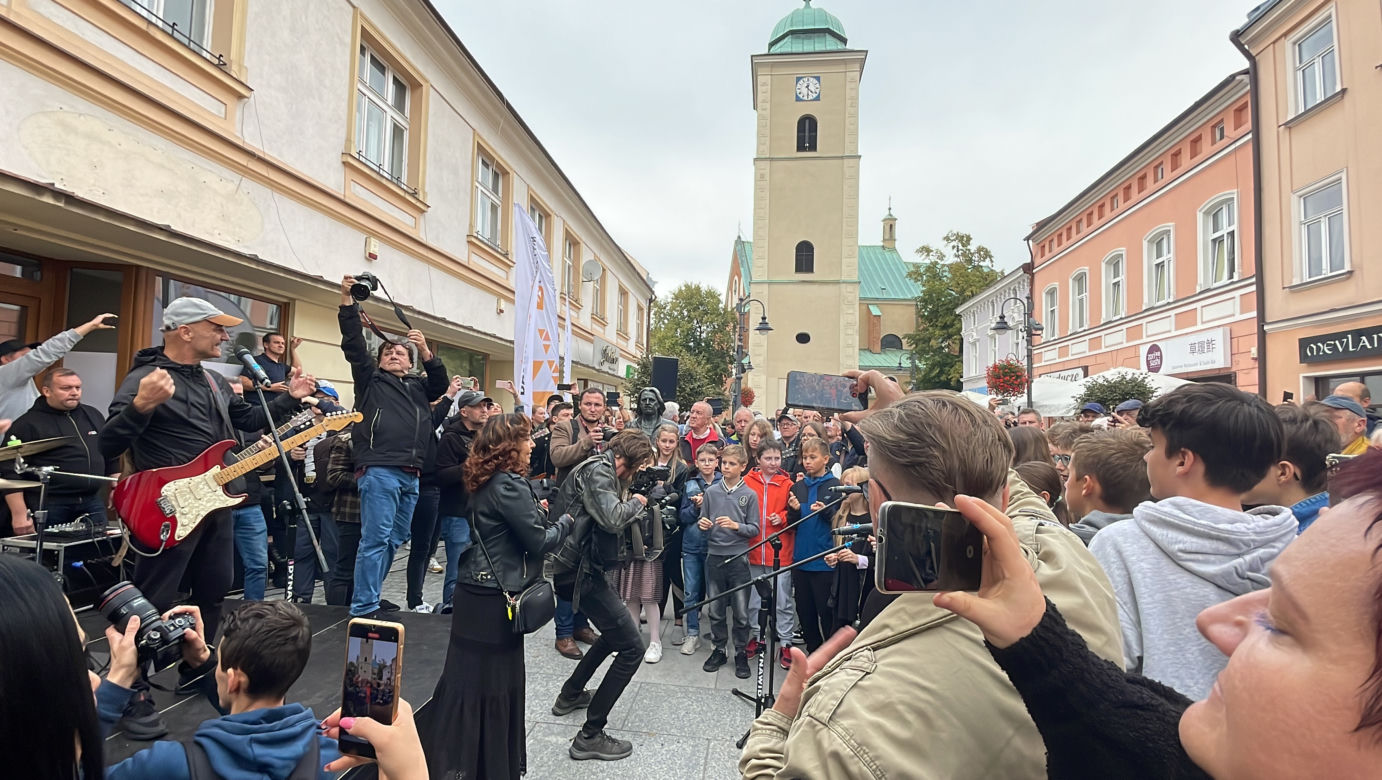 Rzeszowianie zagrali i zaśpiewali "Kiedy byłem małym chłopcem" przy pomniku Tadeusza Nalepy	