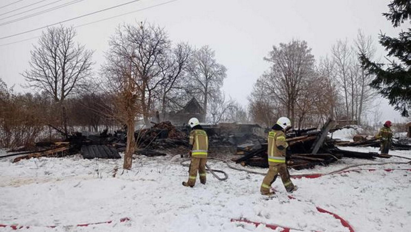 Radzyń Podlaski. 57-latek spalił swój dom. Chciał rozpalić w piecu benzyną