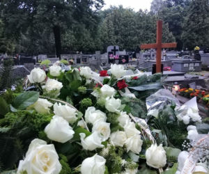 Tragedia w Salisbury. Zamordowane kobiety pochowane w Tarnowie. Grobu nie widać spod kwiatów