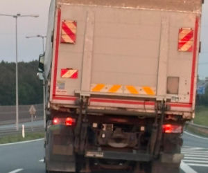 Pościg na autostradzie A1. Kierowca uderzył w radiowóz i zniknął pośród drzew