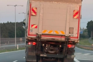 Pościg na autostradzie A1. Kierowca uderzył w radiowóz i zniknął pośród drzew