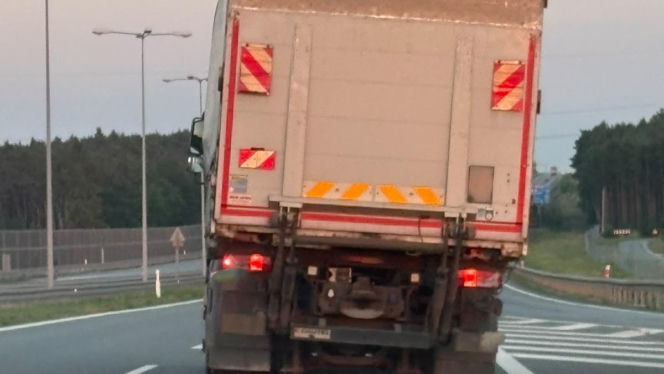 Szaleńczy pościg na A1! Kierowca ciężarówki taranował radiowóz i uciekł do lasu
