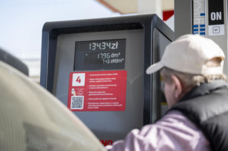 Ile naprawdę zapłacimy na stacji, gdy VAT na paliwa spadnie do 8 proc.?