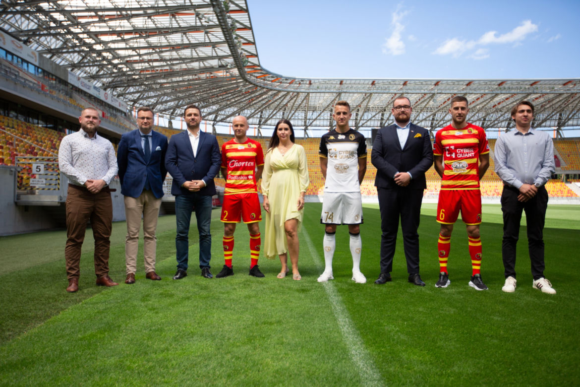 Jagiellonia Białystok. Nowe koszulki na otwarcie sezonu Ekstraklasy [ZDJĘCIA, WIDEO]