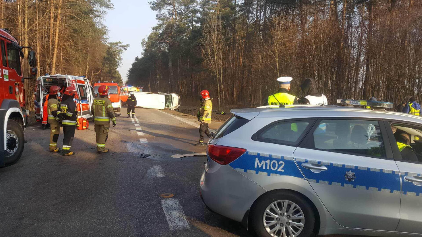 Korzeniste. Wypadek na DK 63. Kierujący osobówką zderzył się z busem [ZDJĘCIA]