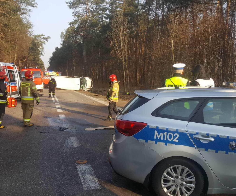 Korzeniste. Wypadek na DK 63. Kierujący osobówką zderzył się z busem [ZDJĘCIA]