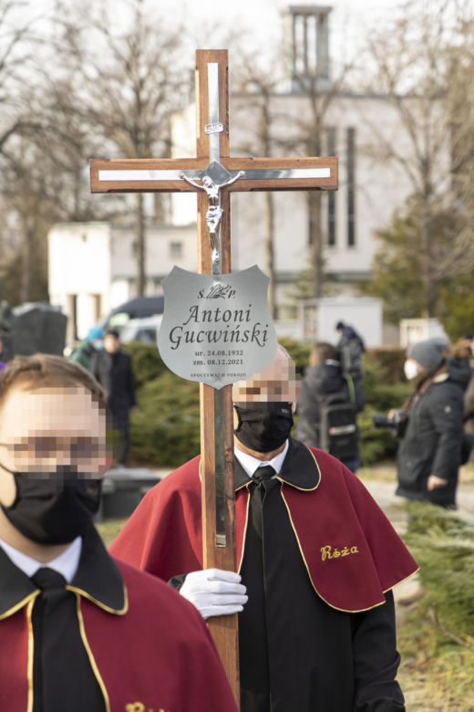 Pogrzeb Antoniego Gucwińskiego, złożenie trumny do grobu.