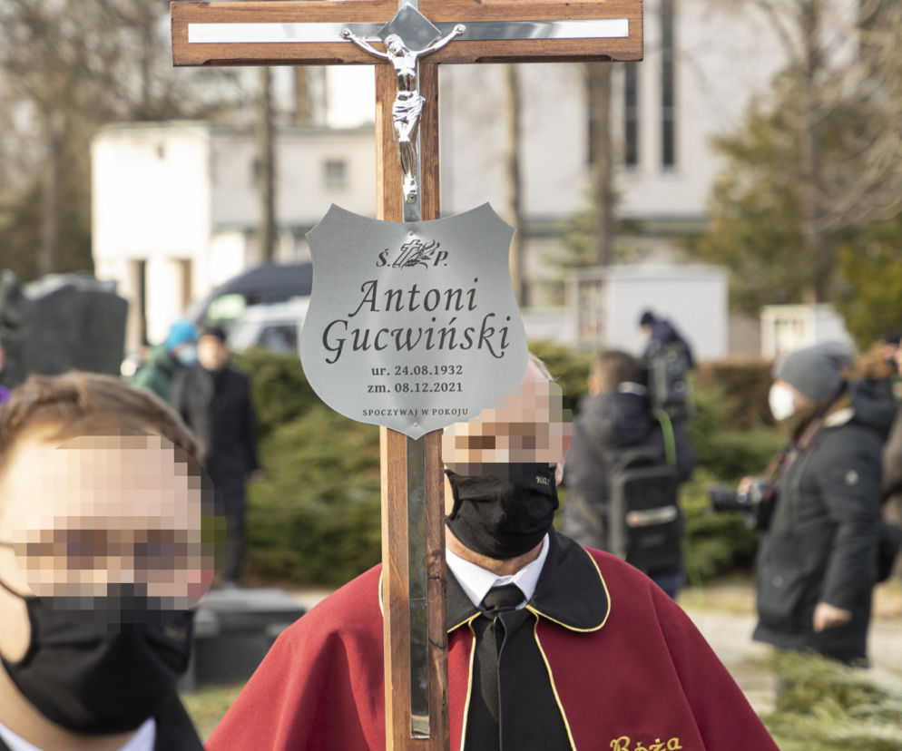 Pogrzeb Antoniego Gucwińskiego, złożenie trumny do grobu.